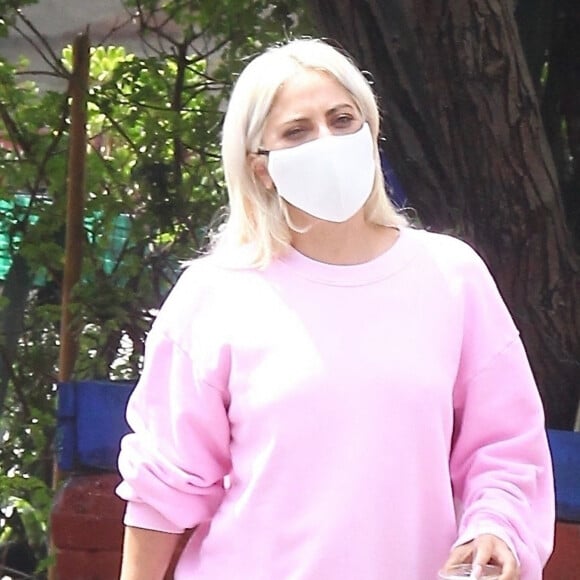 Exclusif - Lady Gaga et son compagnon Michael Polansky prennent un café à Los Angeles, le 19 juin 2020. Ils portent des masques pour se protéger de l'épidémie de Coronavirus (Covid-19).  Lady Gaga displays her legs while pictured getting coffee with boyfriend Michael Polansky in the Hollywood Hills. 