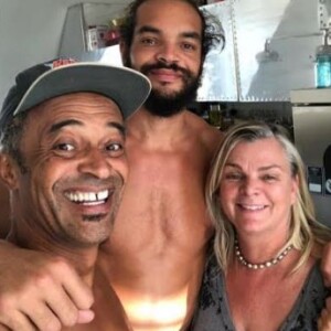 Joakim Noah entouré de ses parents Yannick Noah et Cecilia Rodhe à New York, septembre 2019.