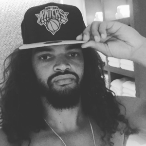 Joakim Noah pose avec la casquette des Knicks sur Instagram, 2016.