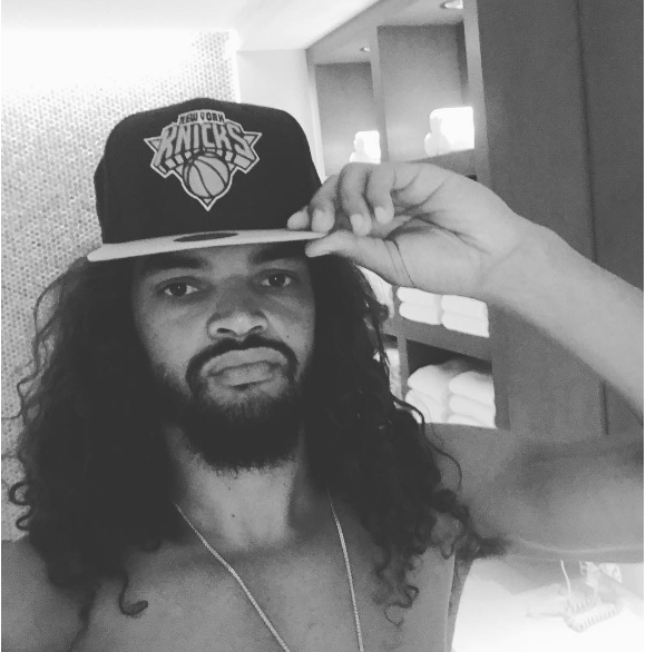 Joakim Noah pose avec la casquette des Knicks sur Instagram, 2016.