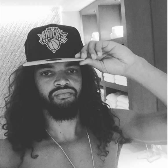 Joakim Noah pose avec la casquette des Knicks sur Instagram, 2016.