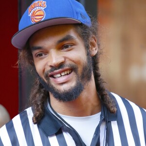 Le basketteur Joakim Noah assiste à l'inauguration d'une nouvelle boutique "Foot Locker" à New York le 30 août 2016.