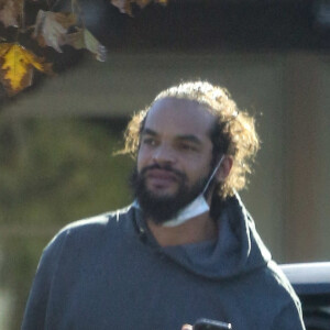 Exclusif - Joakim Noah ne semble pas savoir porter correctement son masque, alors qu'il va chercher de la nourriture à emporter au restaurant Ollo à Malibu. Le 28 novembre 2020.