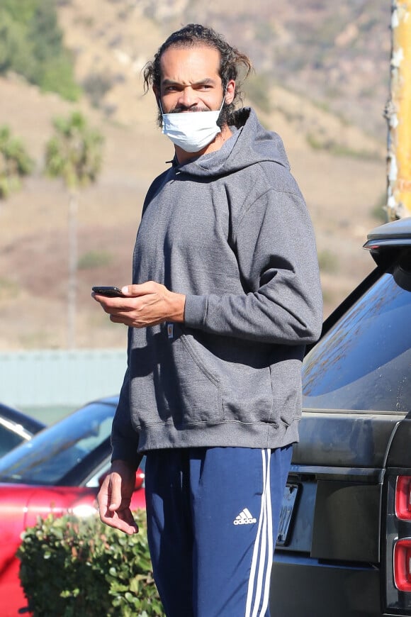 Exclusif - Joakim Noah ne semble pas savoir porter correctement son masque, alors qu'il va chercher de la nourriture à emporter au restaurant Ollo à Malibu. Le 28 novembre 2020.