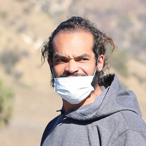 Exclusif - Joakim Noah ne semble pas savoir porter correctement son masque, alors qu'il va chercher de la nourriture à emporter au restaurant Ollo à Malibu. Le 28 novembre 2020.