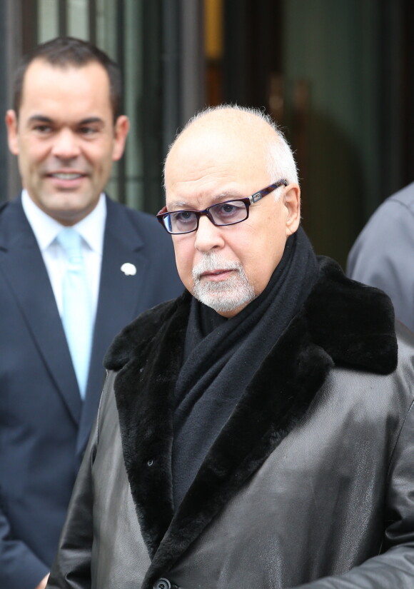 René Angélil quitte l'hôtel Royal Monceau, à Paris pour se rendre à Anvers. Le 22 novembre 2013 
