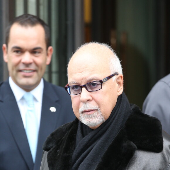 René Angélil quitte l'hôtel Royal Monceau, à Paris pour se rendre à Anvers. Le 22 novembre 2013 