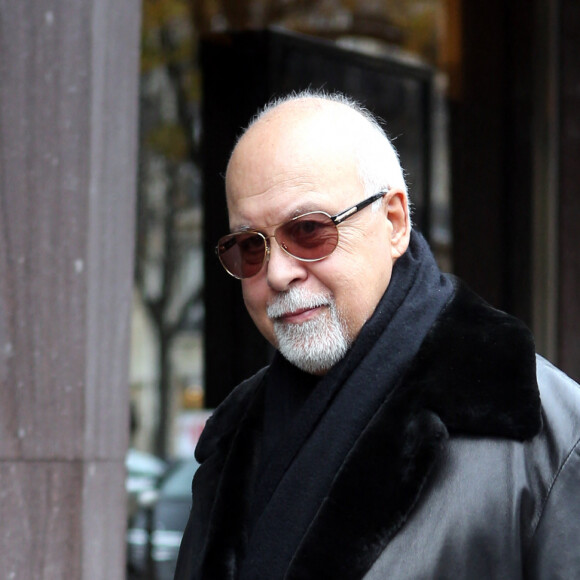 René Angélil est allé faire un peu de shopping avenue George V avant de se rendre chez Delacre pour une séance coiffure. Paris, le 20 novembre 2013 