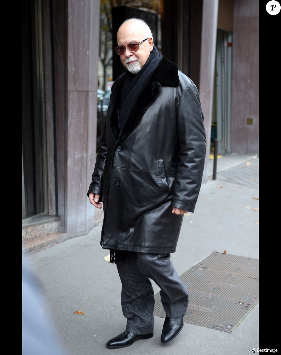 René Angélil est allé faire un peu de shopping avenue George V avant de se rendre chez Delacre pour une séance coiffure. Paris, le 20 novembre 2013
