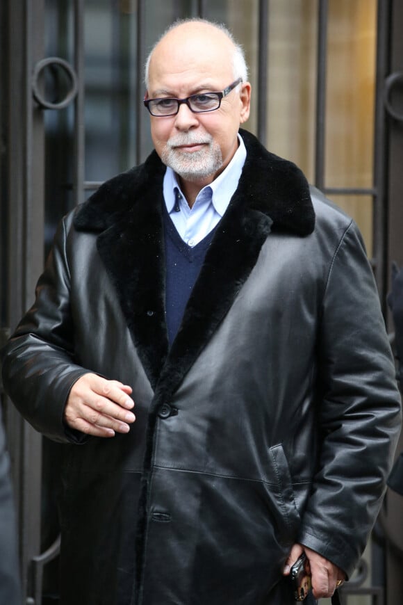 René Angélil sort de son hôtel parisien. Le 12 novembre 2013 