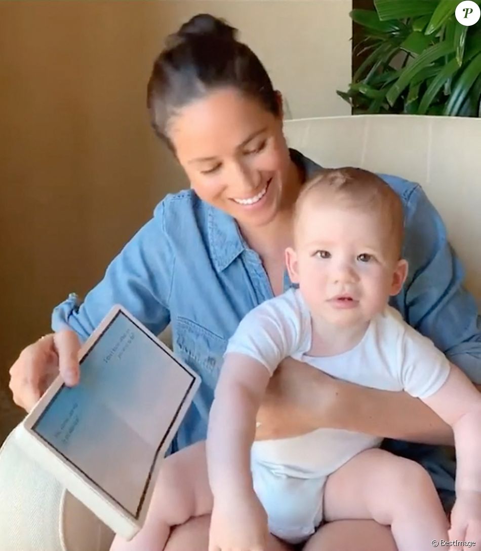 Meghan Markle, duchesse de Sussex, lit l'histoire "Duck ! Rabbit ! " à son fils Archie à l'occasion de son 1er anniversaire pour le compte Instagram de l'ONG "Save The Children". A la fin de la séquence, l'association fait un appel aux dons pour aider les familles les plus démunies face à la pandémie du coronavirus (Covid-19). Los Angeles. Le 6 mai 2020.