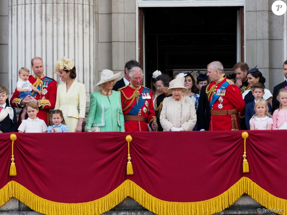 Le prince William, duc de Cambridge, et Catherine (Kate) Middleton, duchesse de Cambridge, le prince George de Cambridge, la princesse Charlotte de Cambridge, le prince Louis de Cambridge, Camilla Parker Bowles, duchesse de Cornouailles, le prince Charles, prince de Galles, la reine Elisabeth II d'Angleterre, le prince Andrew, duc d'York, le prince Harry, duc de Sussex, et Meghan Markle, duchesse de Sussex - La famille royale au balcon du palais de Buckingham lors de la parade Trooping the Colour 2019, célébrant le 93ème anniversaire de la reine Elisabeth II, Londres, le 8 juin 2019.