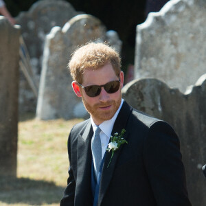 Le prince Harry, duc de Sussex, et Meghan Markle, duchesse de Sussex, au mariage de Charlie Van Straubanzee et Daisy Jenkins en l'église Saint-Marie-La-Vierge à Frensham, le 4 août 2018.