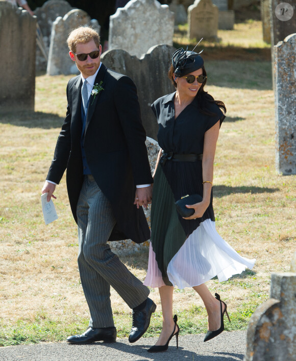 Le prince Harry, duc de Sussex, et Meghan Markle, duchesse de Sussex, au mariage de Charlie Van Straubanzee et Daisy Jenkins en l'église Saint-Marie-La-Vierge à Frensham, le 4 août 2018.