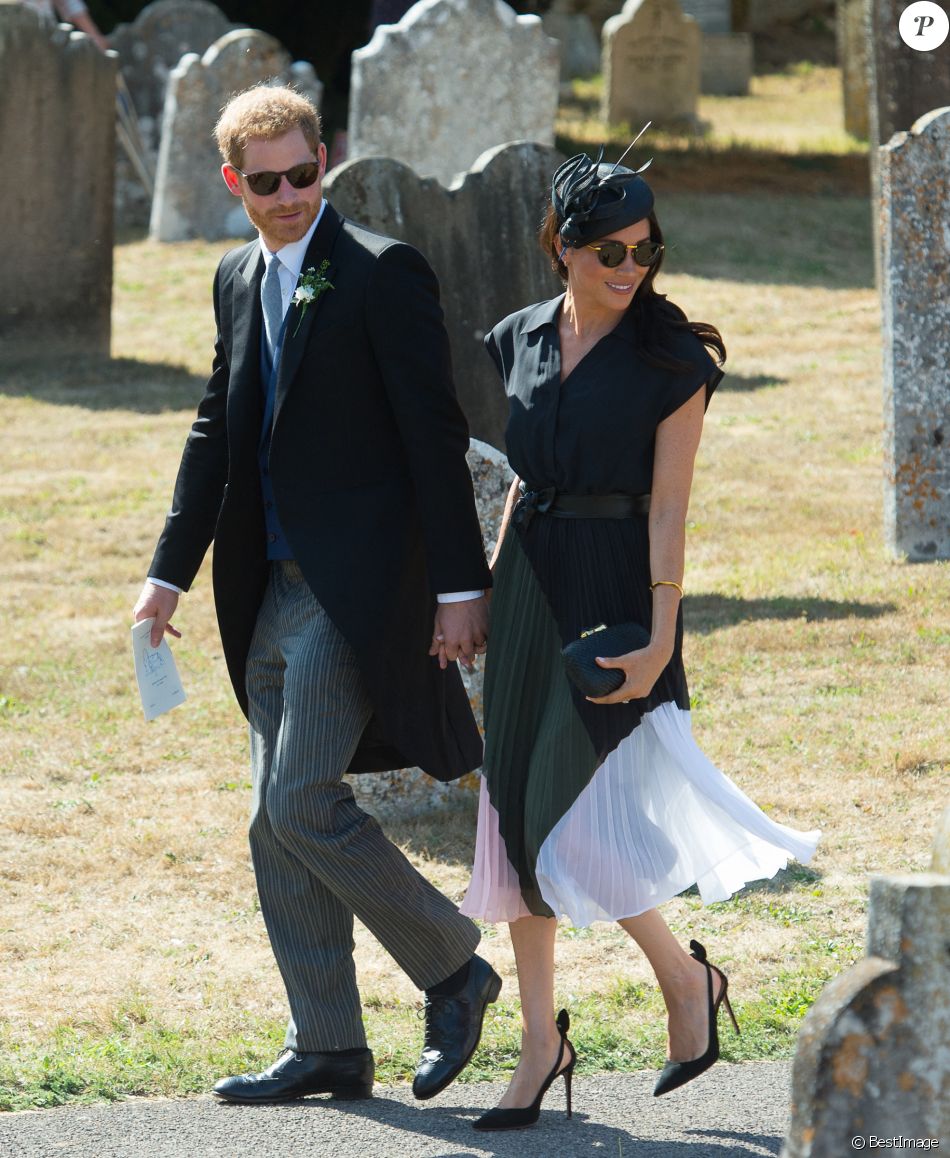 Le prince Harry, duc de Sussex, et Meghan Markle, duchesse de Sussex, au mariage de Charlie Van Straubanzee et Daisy Jenkins en l'église Saint-Marie-La-Vierge à Frensham, le 4 août 2018.