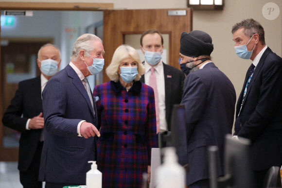 Le prince Charles, prince de Galles, et Camilla Parker Bowles, duchesse de Cornouailles, lors d'une visite à l'hôpital Queen Elizabeth de Birmingham, Royaume Uni, le 17 février 2021.