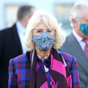 Le prince Charles, prince de Galles, et Camilla Parker Bowles, duchesse de Cornouailles, sont en visite au centre de vaccination du Gloucestershire le 17 décembre 2020.