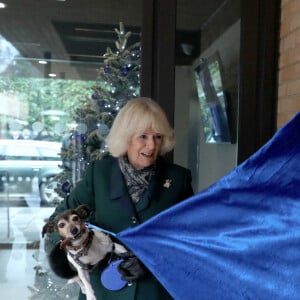 Camilla Parker Bowles, duchesse de Cornouailles, et son chien Beth lors de l'inauguration de la plaque de la maison d'accueil pour chiens et chats Battersea à Windsor. Le 9 décembre 2020