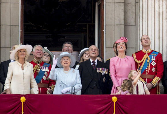Camilla Parker Bowles, duchesse de Cornouailles, le prince Charles, prince de Galles, la princesse Eugenie d'York, la reine Elisabeth II d'Angleterre, la princesse Eugenie d'York, le prince Philip, duc d'Edimbourg, Catherine Kate Middleton , duchesse de Cambridge, la princesse Charlotte, le prince George et le prince William, duc de Cambridge - La famille royale d'Angleterre assiste à la parade "Trooping the colour" à Londres le 17 juin 2017.