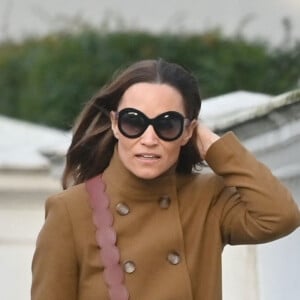 Exclusif - Pippa Middleton sort se promener avec son fils Arthur en poussette à Londres le 7 janvier 2020.