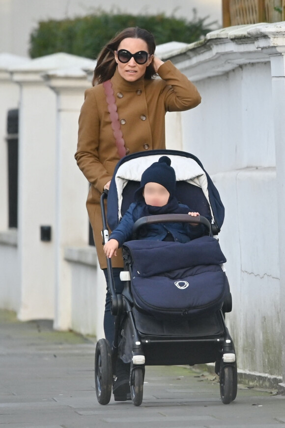Exclusif - Pippa Middleton sort se promener avec son fils Arthur en poussette à Londres le 7 janvier 2020.