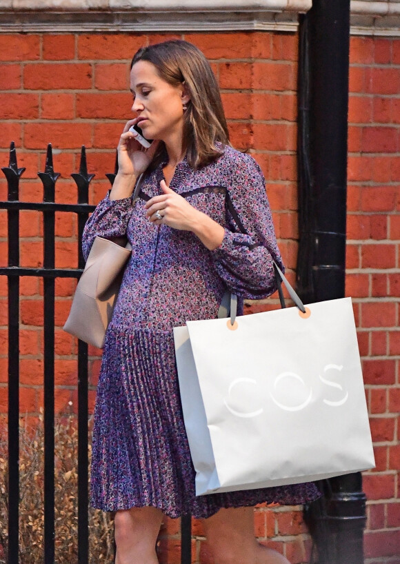 Exclusif -Pippa Middleton sur le point d'accoucher très prochainement, est allée faire du shopping dans les rues de Londres. Le 6 octobre 2018