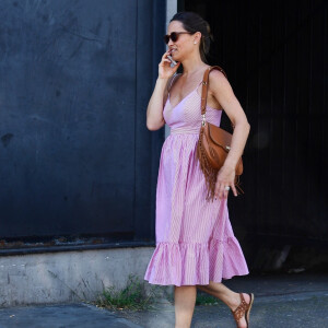Exclusif - Pippa Middleton, enceinte, se balade dans les quartier de Chelsea à Londres le 26 juin 2018. Elle porte une robe J. Crew et un sac à main Dee Ocleppo.
