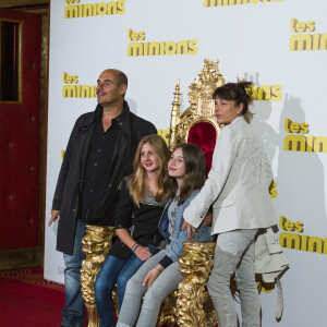 Bernard Campan avec sa femme Anne et ses filles Loan et Nina - Avant-première du film "Les Minions" au Grand Rex à Paris. Le 23 juin 2015.