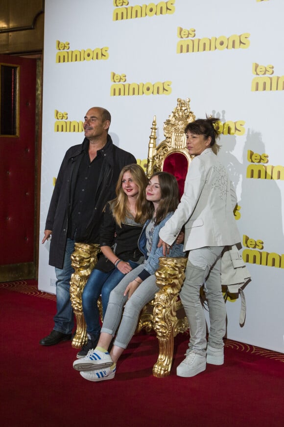Bernard Campan avec sa femme Anne et ses filles Loan et Nina - Avant-première du film "Les Minions" au Grand Rex à Paris. Le 23 juin 2015.
