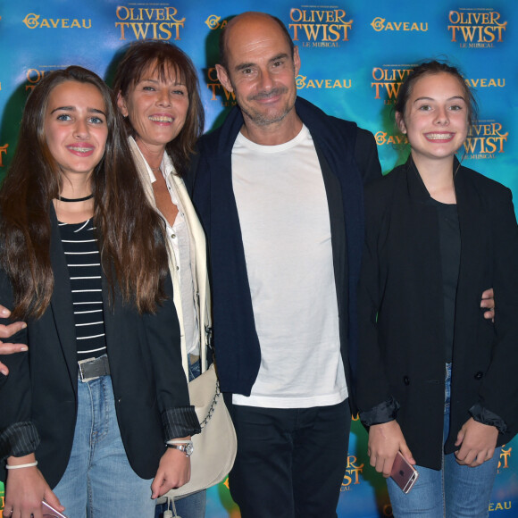 Bernard Campan, sa femme Anne et leurs filles Nina et Loan - Première de la comédie musicale "Oliver Twist la Musicale" à la salle Gaveau à Paris. Le 26 septembre 2016. © Giancarlo Gorassini/Bestimage