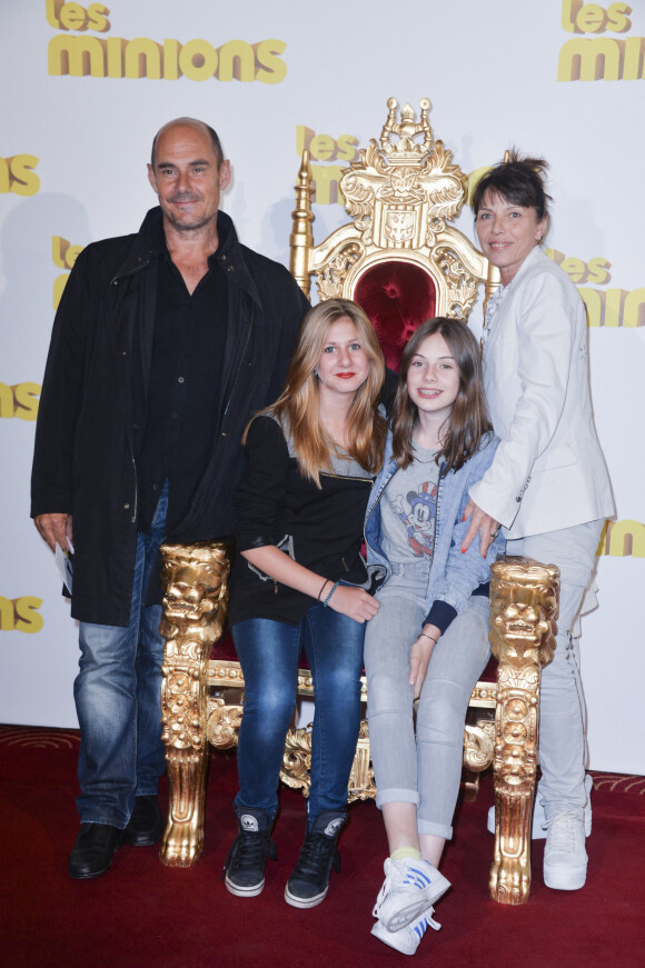 Bernard Campan avec sa femme Anne et ses filles Loan et Nina - Avant-première du film "Les Minions" au Grand Rex à Paris le 23 juin 2015.