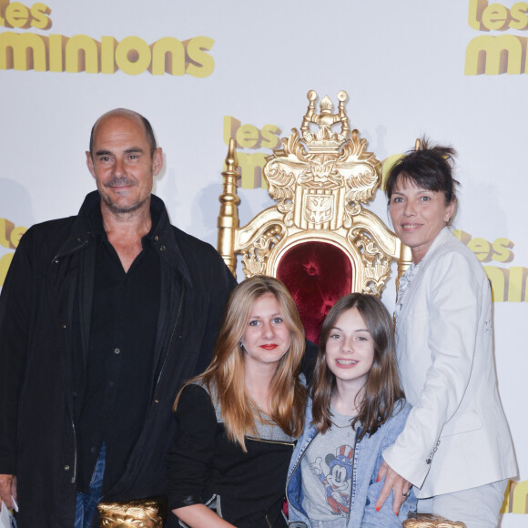 Bernard Campan avec sa femme Anne et ses filles Loan et Nina - Avant-première du film "Les Minions" au Grand Rex à Paris le 23 juin 2015.