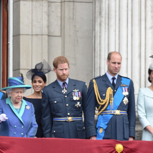 Le prince Charles, Camilla Parker Bowles, duchesse de Cornouailles, la reine Elisabeth II d'Angleterre, Meghan Markle, duchesse de Sussex, le prince Harry, duc de Sussex, le prince William, duc de Cambridge, Kate Catherine Middleton, duchesse de Cambridge, la princesse Anne - La famille royale d'Angleterre lors de la parade aérienne de la RAF pour le centième anniversaire au palais de Buckingham à Londres. Le 10 juillet 2018