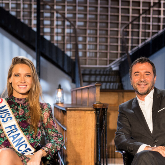 Miss France 2021 Amandine Petit et Bernard Montiel lors de l'enregistrement de l'émission "Animaux Stars" présentée par Bernard Montiel qui sera diffusée le 6 mars 2021 à 17h30, à Paris, France, le 2 février 2021. © Tiziano Da Silva/Bestimage 