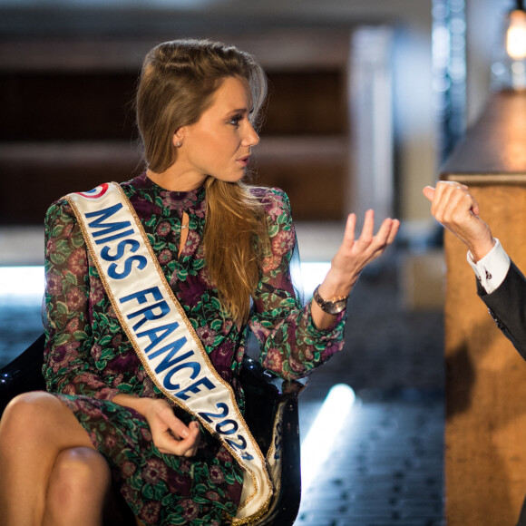 Miss France 2021 Amandine Petit et Bernard Montiel lors de l'enregistrement de l'émission "Animaux Stars" présentée par Bernard Montiel qui sera diffusée le 6 mars 2021 à 17h30, à Paris, France, le 2 février 2021. © Tiziano Da Silva/Bestimage 