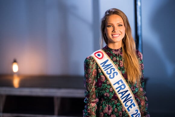 Miss France 2021 Amandine Petit lors de l'enregistrement de l'émission "Animaux Stars" présentée par Bernard Montiel © Tiziano Da Silva/Bestimage 