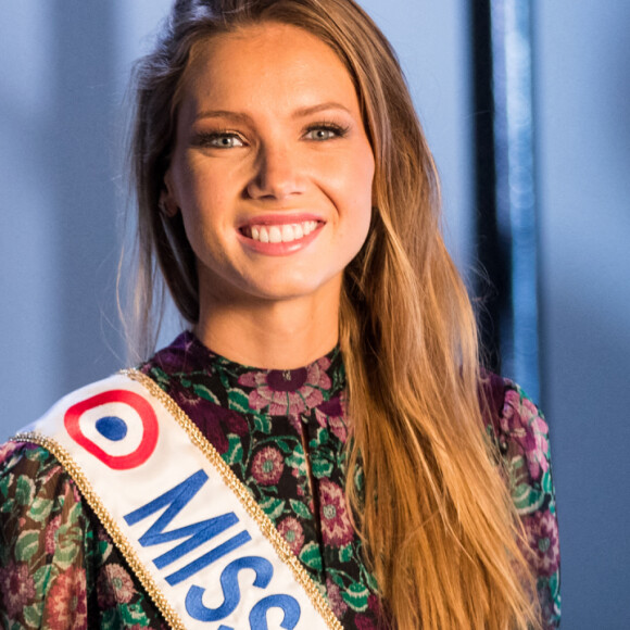 Miss France 2021 Amandine Petit lors de l'enregistrement de l'émission "Animaux Stars" présentée par Bernard Montiel © Tiziano Da Silva/Bestimage 