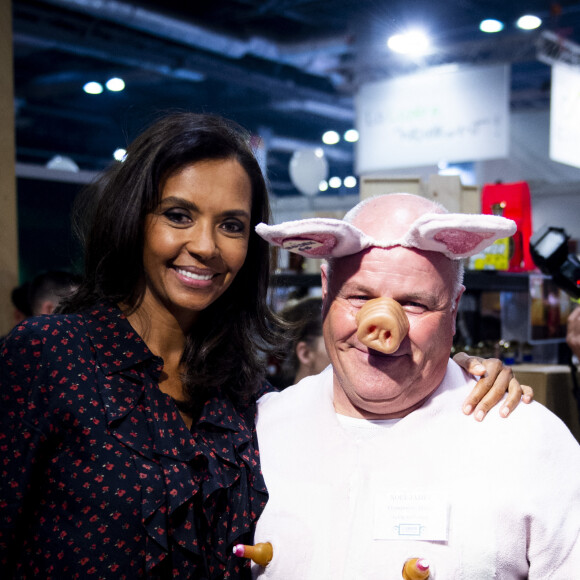 Karine Le Marchand (marraine de la CNDP (Commission nationale du débat public) et animatrice de lémission "L'amour est dans le pré") et Noël Jamet, quintuple champion du monde d'imitation du cri de cochon au 57ème salon International de l'Agriculture au parc des expositions de la porte de Versailles à Paris, France, le 23 février 2020. © Jean-Baptiste Autissier/Panoramic/Bestimage