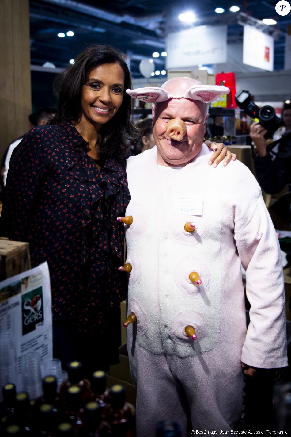 Karine Le Marchand (marraine de la CNDP (Commission nationale du débat public) et animatrice de lémission "L'amour est dans le pré") et Noël Jamet, quintuple champion du monde d'imitation du cri de cochon au 57ème salon International de l'Agriculture au parc des expositions de la porte de Versailles à Paris, France, le 23 février 2020. © Jean-Baptiste Autissier/Panoramic/Bestimage