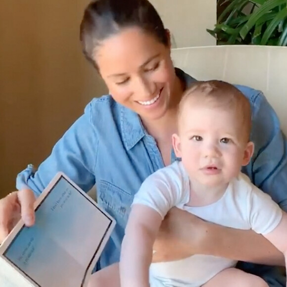 Meghan Markle, duchesse de Sussex, lit l'histoire "Duck ! Rabbit ! " à son fils Archie à l'occasion de son 1er anniversaire pour le compte Instagram de l'ONG "Save The Children". A la fin de la séquence, l'association fait un appel aux dons pour aider les familles les plus démunies face à la pandémie du coronavirus (Covid-19). Los Angeles. Le 6 mai 2020.