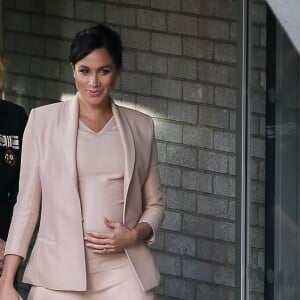 Meghan Markle, en ensemble Brandon Maxwell, pochette Carolina Herrera et chaussures Aquazzura, visite le National Theatre, dont elle est la nouvelle marraine. Londres, le 30 janvier 2019.