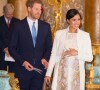 Meghan Markle en manteau Amanda Wakeley, pochette Wilbur and Gussie et escarpins Paul Andrew - La famille royale d'Angleterre lors de la réception pour les 50 ans de l'investiture du prince de Galles au palais Buckingham à Londres. Le 5 mars 2019