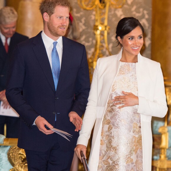 Meghan Markle en manteau Amanda Wakeley, pochette Wilbur and Gussie et escarpins Paul Andrew - La famille royale d'Angleterre lors de la réception pour les 50 ans de l'investiture du prince de Galles au palais Buckingham à Londres. Le 5 mars 2019