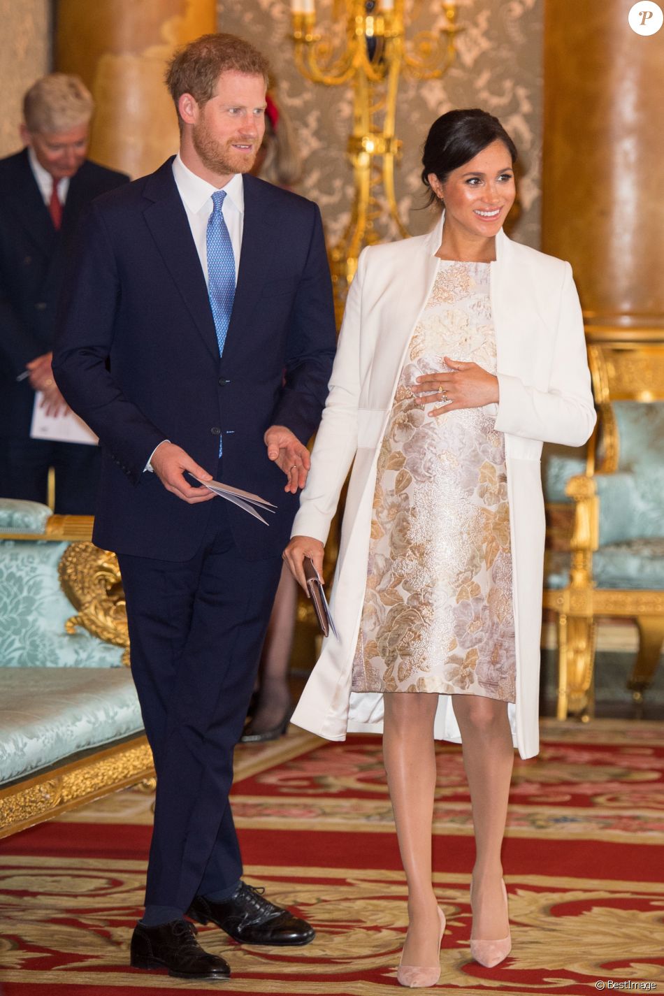 Meghan Markle en manteau Amanda Wakeley , pochette Wilbur and Gussie et escarpins Paul Andrew - La famille royale d'Angleterre lors de la réception pour les 50 ans de l'investiture du prince de Galles au palais Buckingham à Londres. Le 5 mars 2019