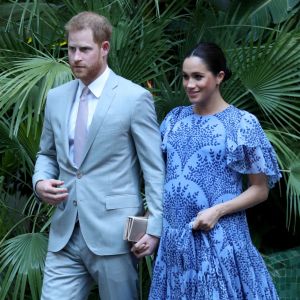 Meghan Markle, en robe Carolina Herrera et pochette Dior, rencontre le roi du Maroc et son fils, le prince héritier du Maroc, Moulay Hassan à sa résidence à Rabat, lors d'une audience privée à Rabat le 25 février, 2019.