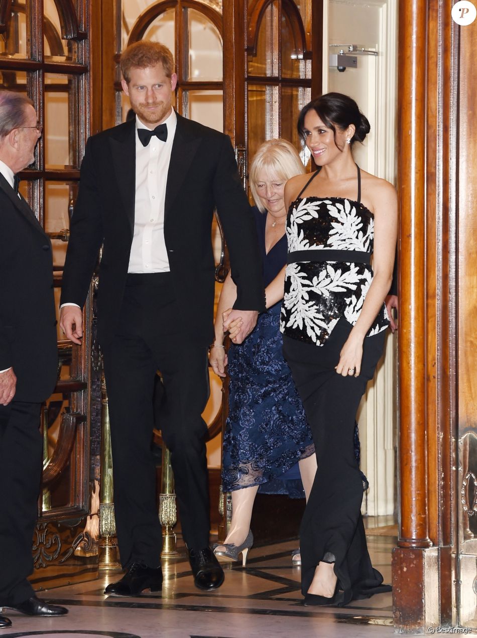 Le prince Harry et Meghan Markle, en robe Safiyaa, quittent la soirée Royal Variety Performance à Londres le 19 novembre 2018.