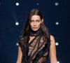 Bella Hadid défile pour Givenchy, collection prêt-à-porter automne-hiver 2021-2022. Paris, le 7 mars 2021.
