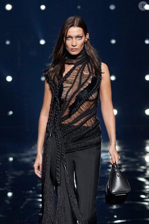 Bella Hadid défile pour Givenchy, collection prêt-à-porter automne-hiver 2021-2022. Paris, le 7 mars 2021.