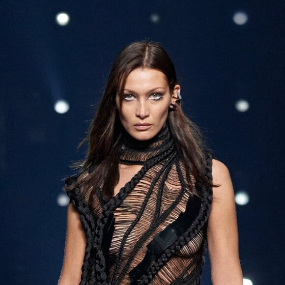 Bella Hadid défile pour Givenchy, collection prêt-à-porter automne-hiver 2021-2022. Paris, le 7 mars 2021.