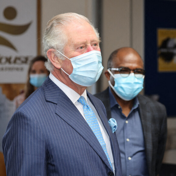 Le prince Charles, prince de Galles, visite un centre de vaccination contre le coronavirus à Londres le 9 mars 2021.